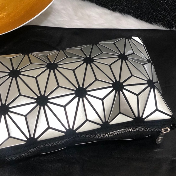 🆕IM❤️Trending Silver Metallic Cosmetic Bag Clutch - Picture 7 of 8